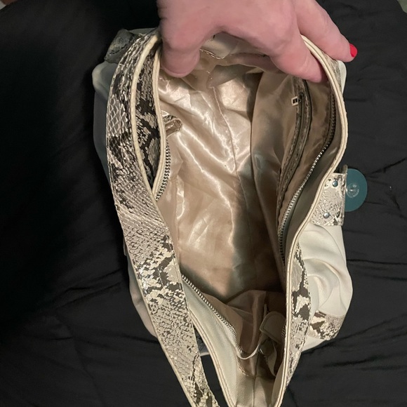 Off wire/cream colored guess handbag. With guess logo on front - Picture 12 of 12